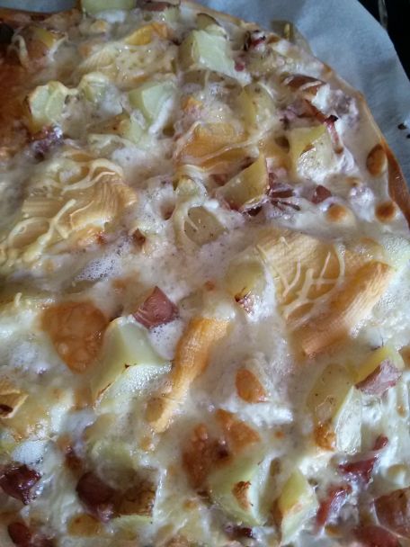 RECIPE MAIN IMAGE Pizza tartiflette (lardon, oignon, pomme de terre, reblochon)